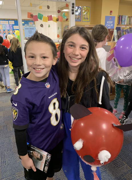 2 kids with balloon